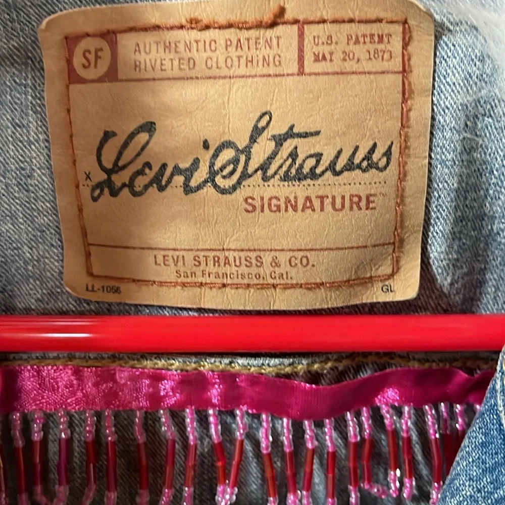 Levi’s Strauss Jean jacket pit to pit is 21 1/2 stretches to 22 - Picture 2 of 6